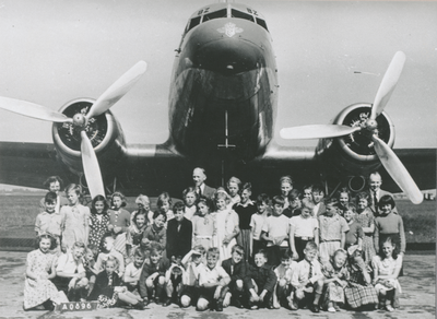 876398 Groepsportret van leerlingen met o.a. bovenmeester P.H. Borra (bovenste rij midden) van de Nederlands Hervormde ...